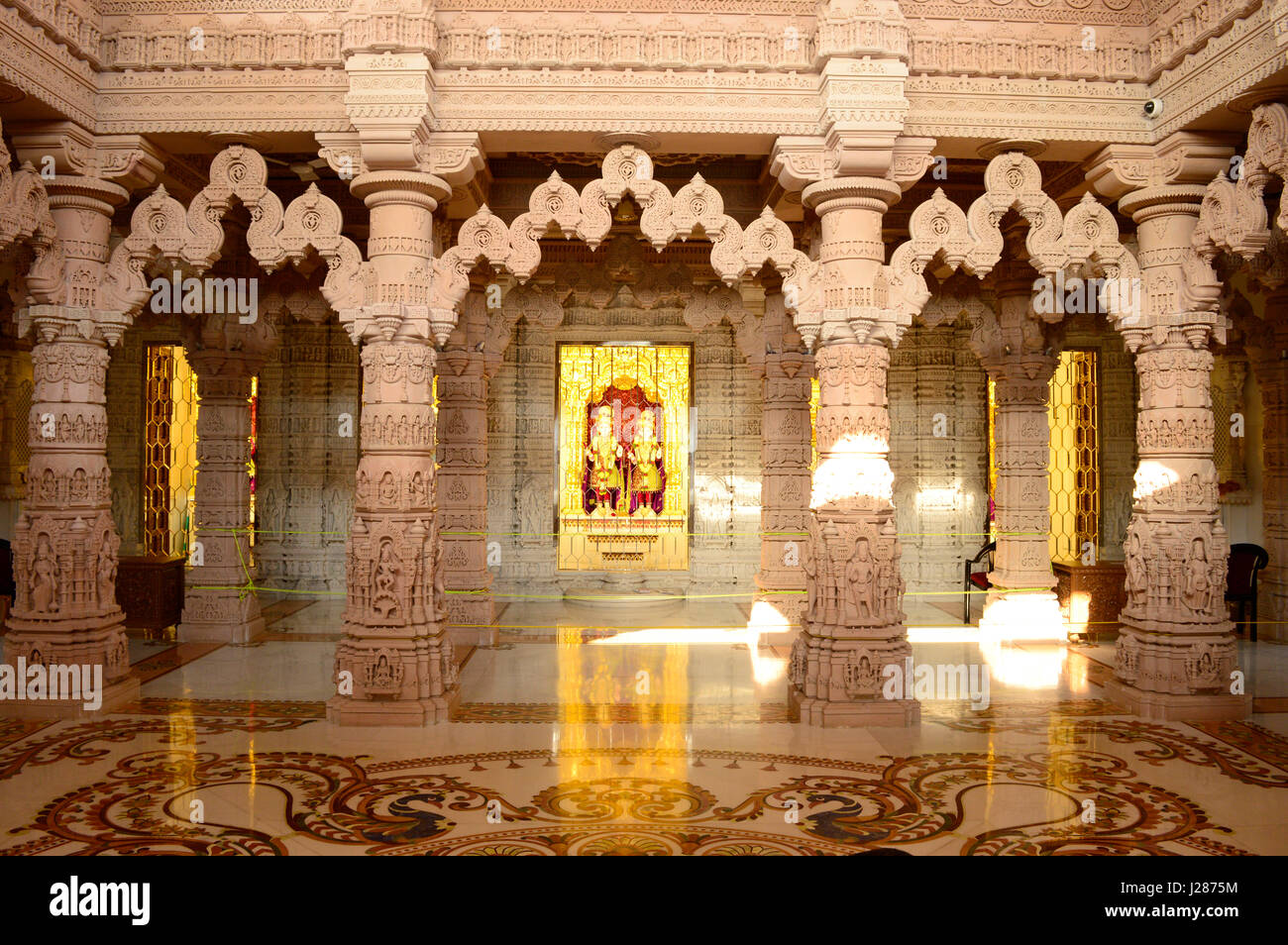 Vue de l'intérieur du temple BAPS Shri Swaminarayan Mandir Pune Maharashtra Banque D'Images