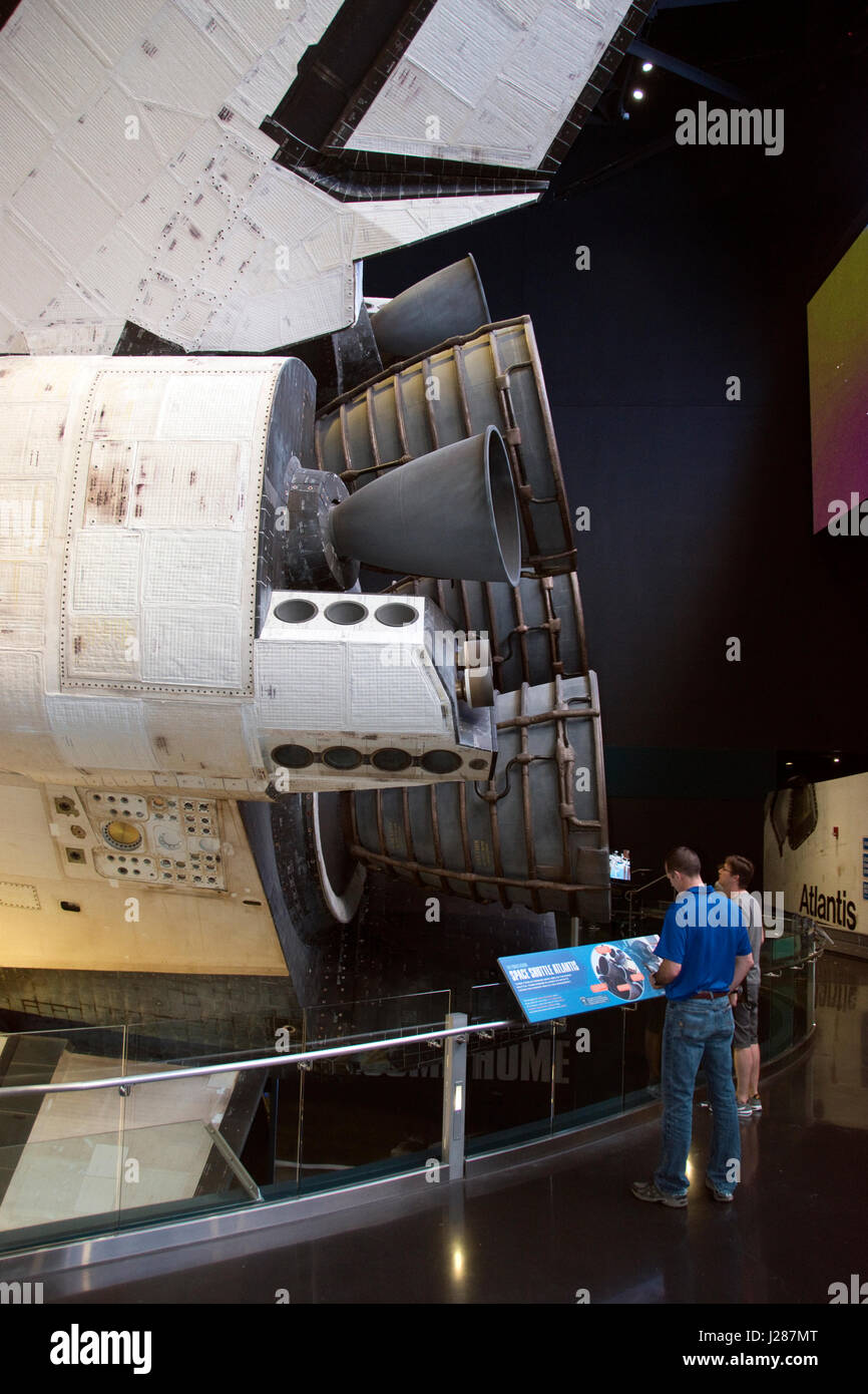 Les touristes voir les moteurs de la navette spatiale Atlantis, affichée à la Complexe des visiteurs au Centre spatial Kennedy, en Floride. Banque D'Images