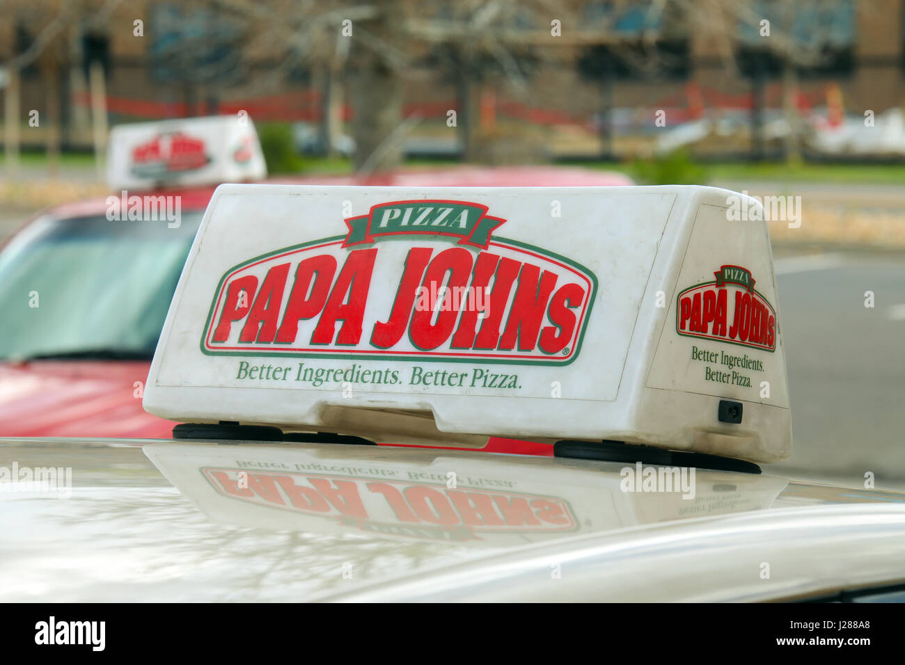 Papa John's Pizza signe sur un toit de voiture Banque D'Images