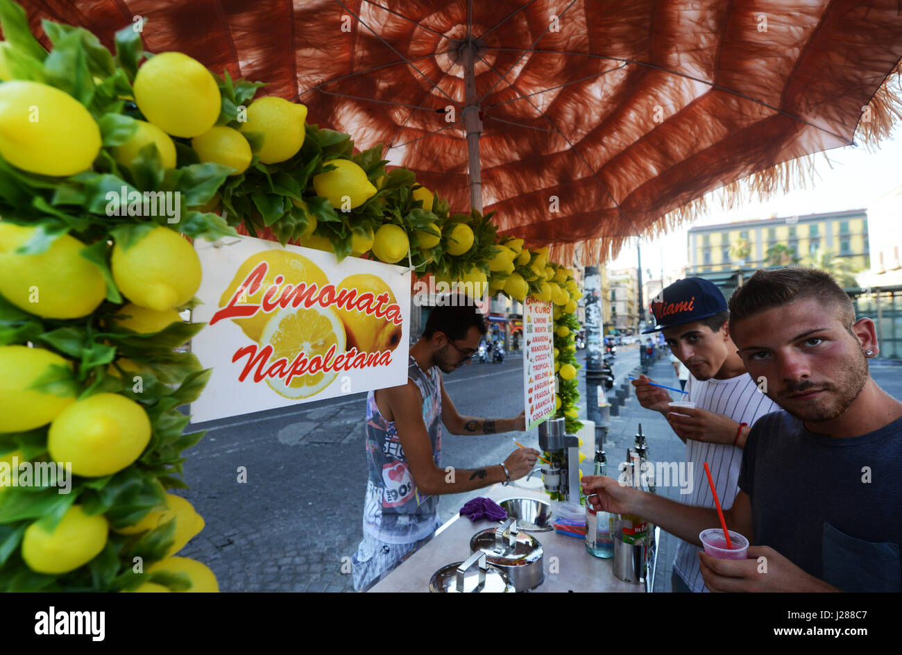 Limonade Fraîche stall à Naples, en Italie. Banque D'Images