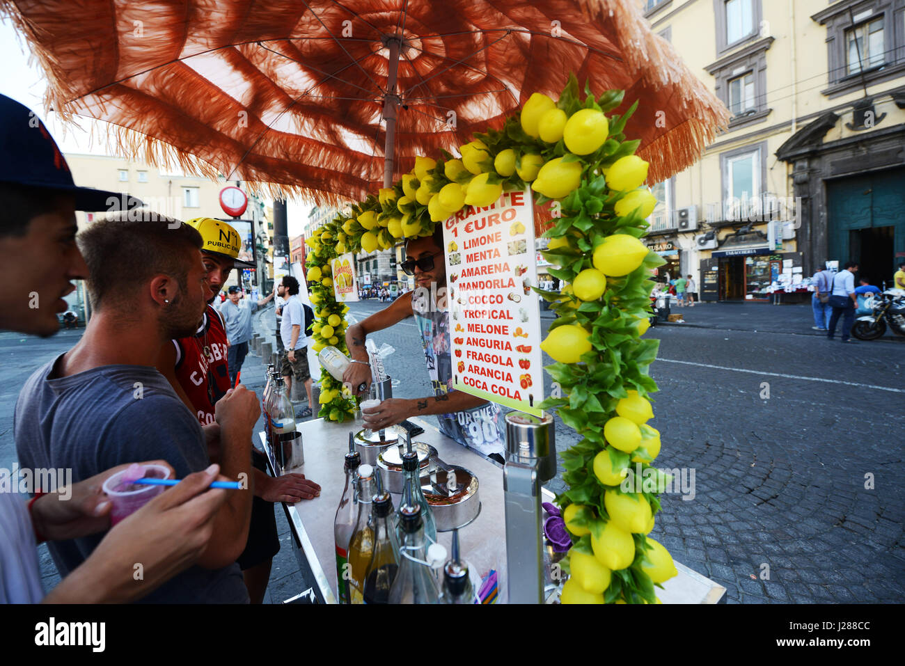 Limonade Fraîche stall à Naples, en Italie. Banque D'Images