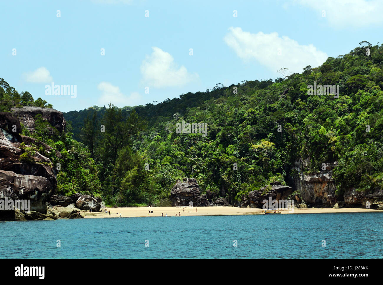 Plages cachées dans le parc national de Bako au Sarawak, Malaisie. Banque D'Images