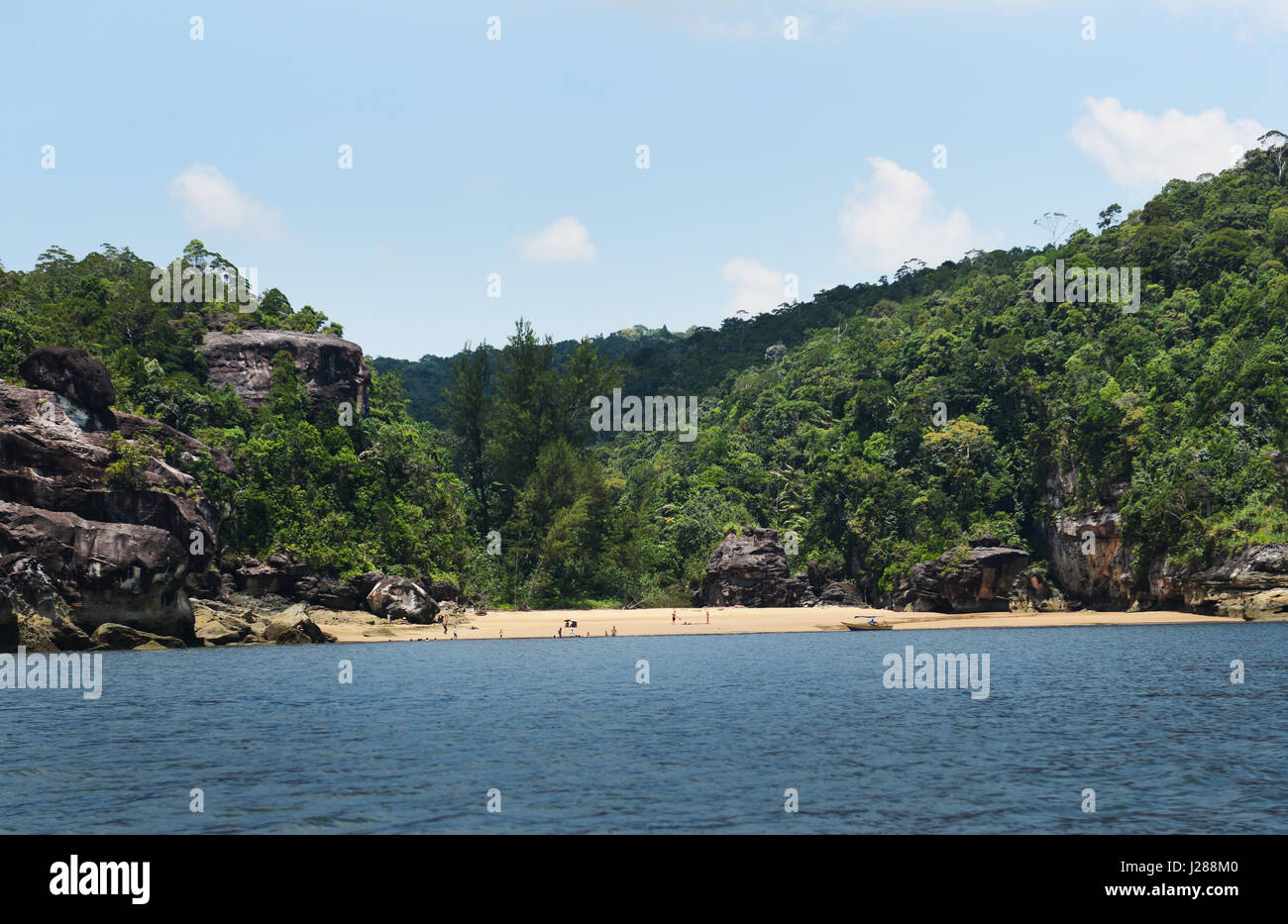 Plages cachées dans le parc national de Bako au Sarawak, Malaisie. Banque D'Images