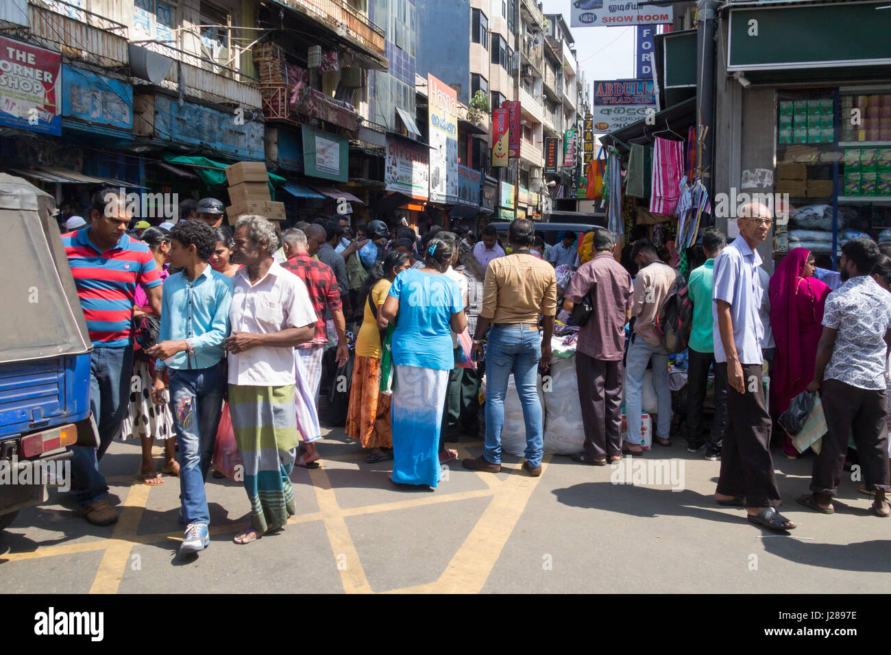 Scène de rue animée dans le quartier de Pettah, Colombo, Sri Lanka Banque D'Images