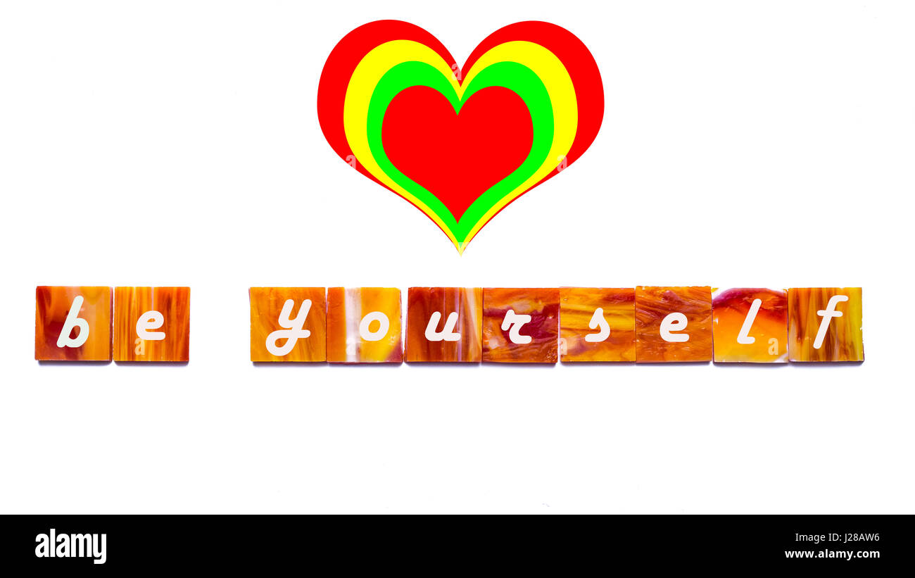 Carreaux de mosaïque orange avec des lettres in front of white background - Aime-toi - Soyez vous-même Banque D'Images
