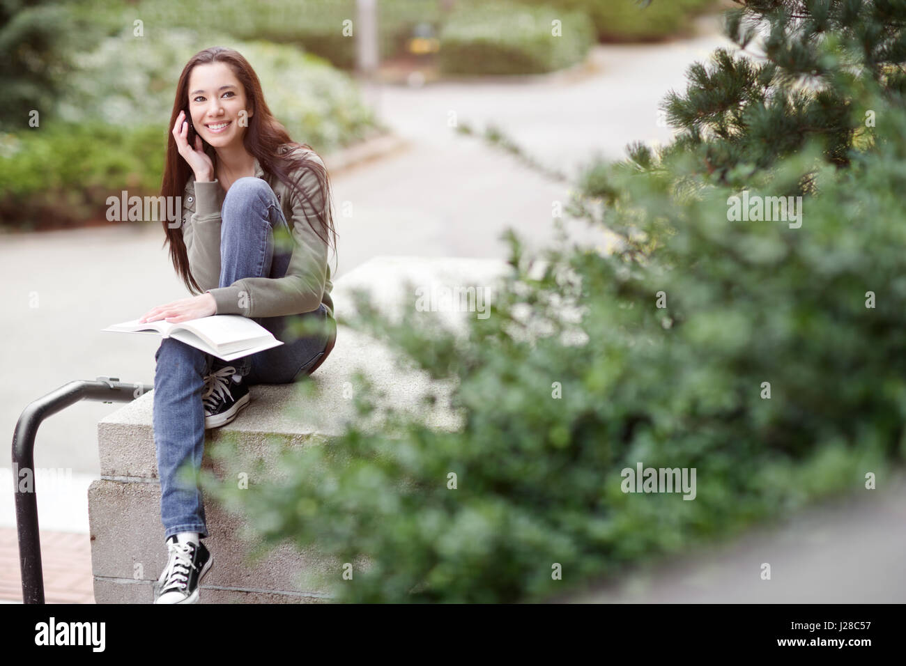 Une photo d'un étudiant ethniques parlant au téléphone Banque D'Images