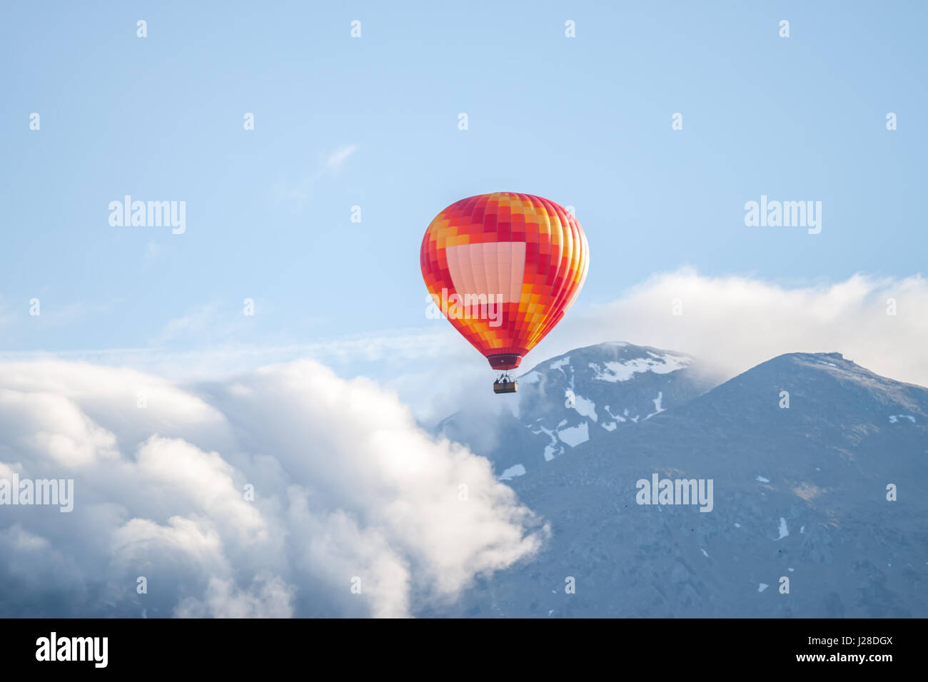 Ballon air colorés sur les nuages et les montagnes Banque D'Images