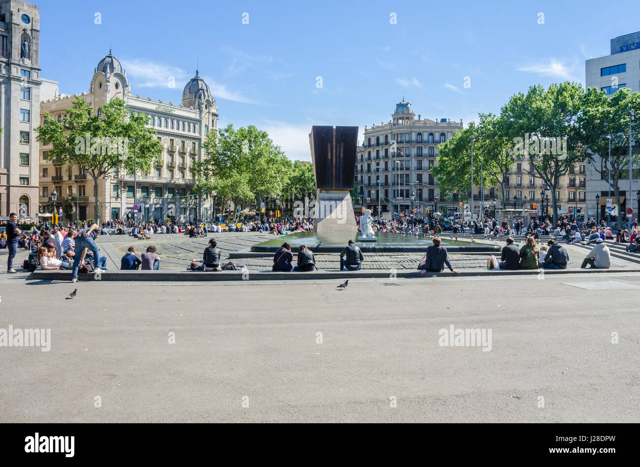 La Placa de Catalunya, se trouve au coeur de Barcelone, entouré de boutiques, il dispose de fontaines et statues. Banque D'Images
