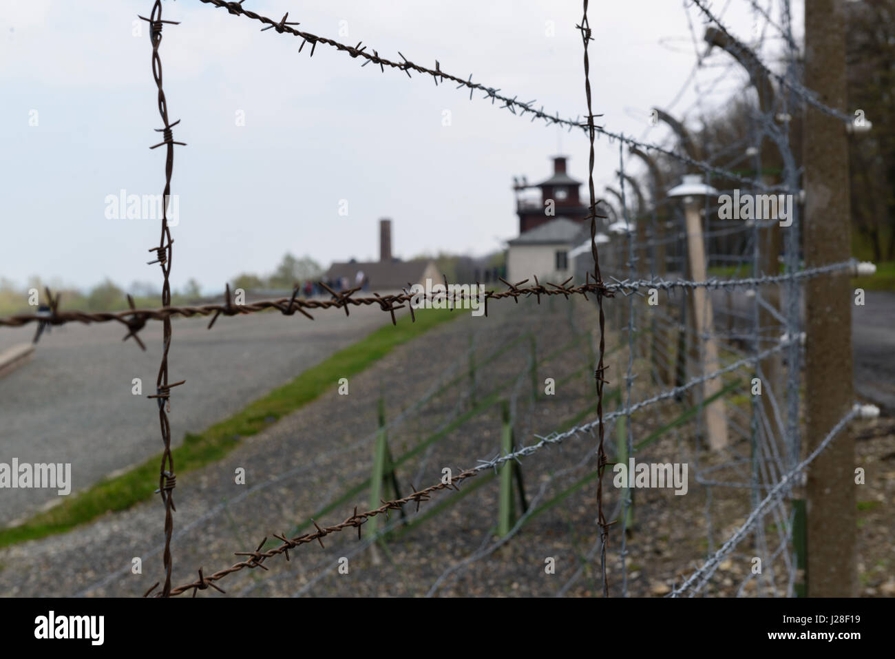 La clôture autour du camp de concentration de Buchenwald près de Weimar, Allemagne memorial. Banque D'Images