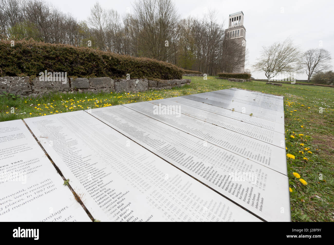 Le clocher et les noms des personnes décédées au GDR mémorial de camp de concentration de Buchenwald près de Weimar, en Allemagne. Banque D'Images