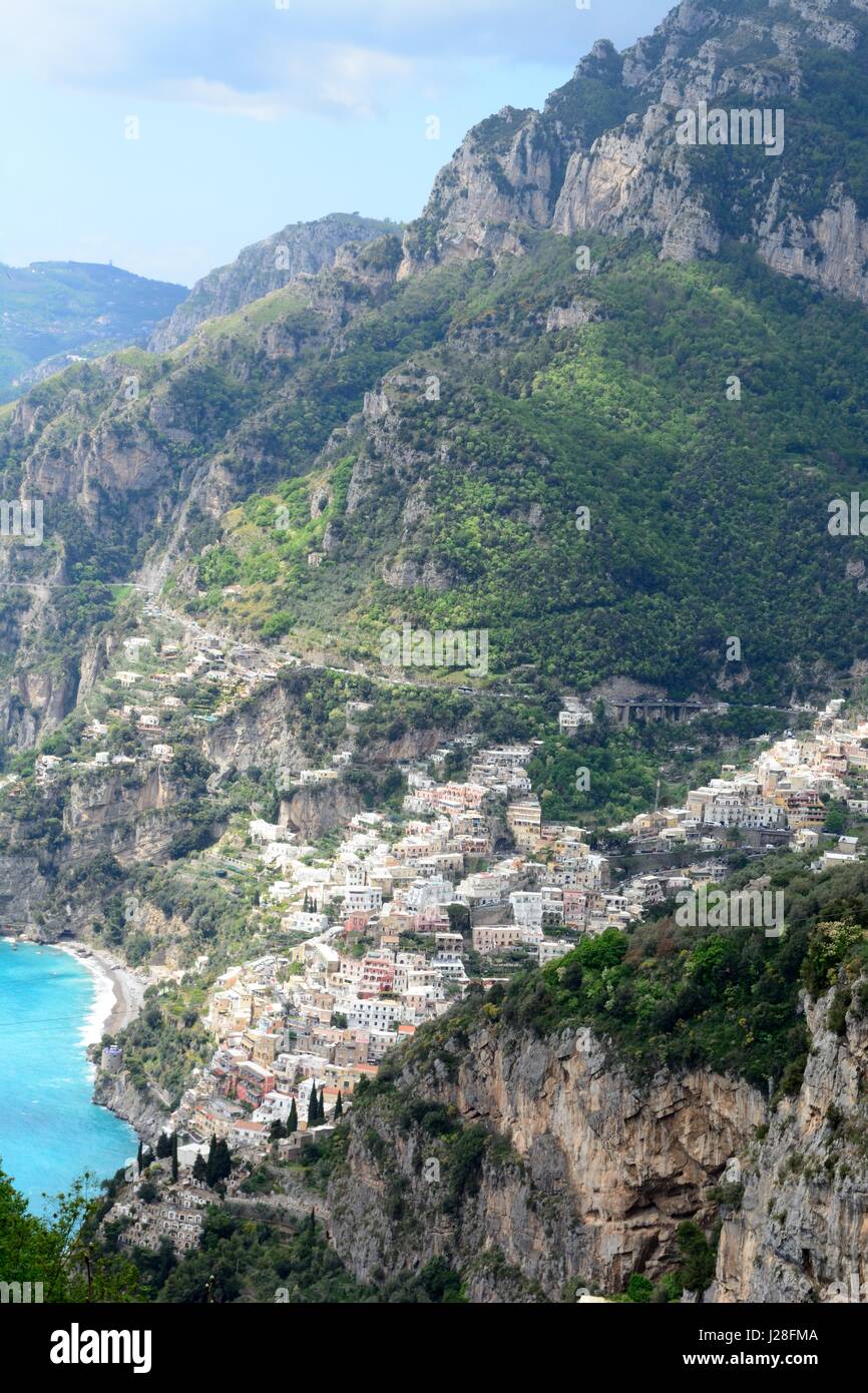 Côté falaise pittoresque village de Positano sur la côte amalfitaine et la baie de Salerne de la promenade des Dieux Campanie Italie Banque D'Images