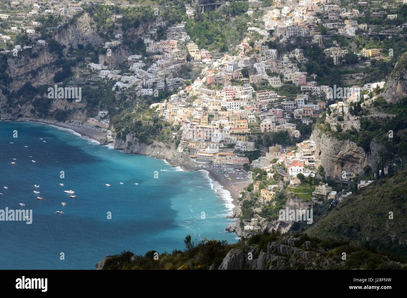 Côté falaise pittoresque village de Positano sur la côte amalfitaine et la baie de Salerne de la promenade des Dieux Campanie Italie Banque D'Images