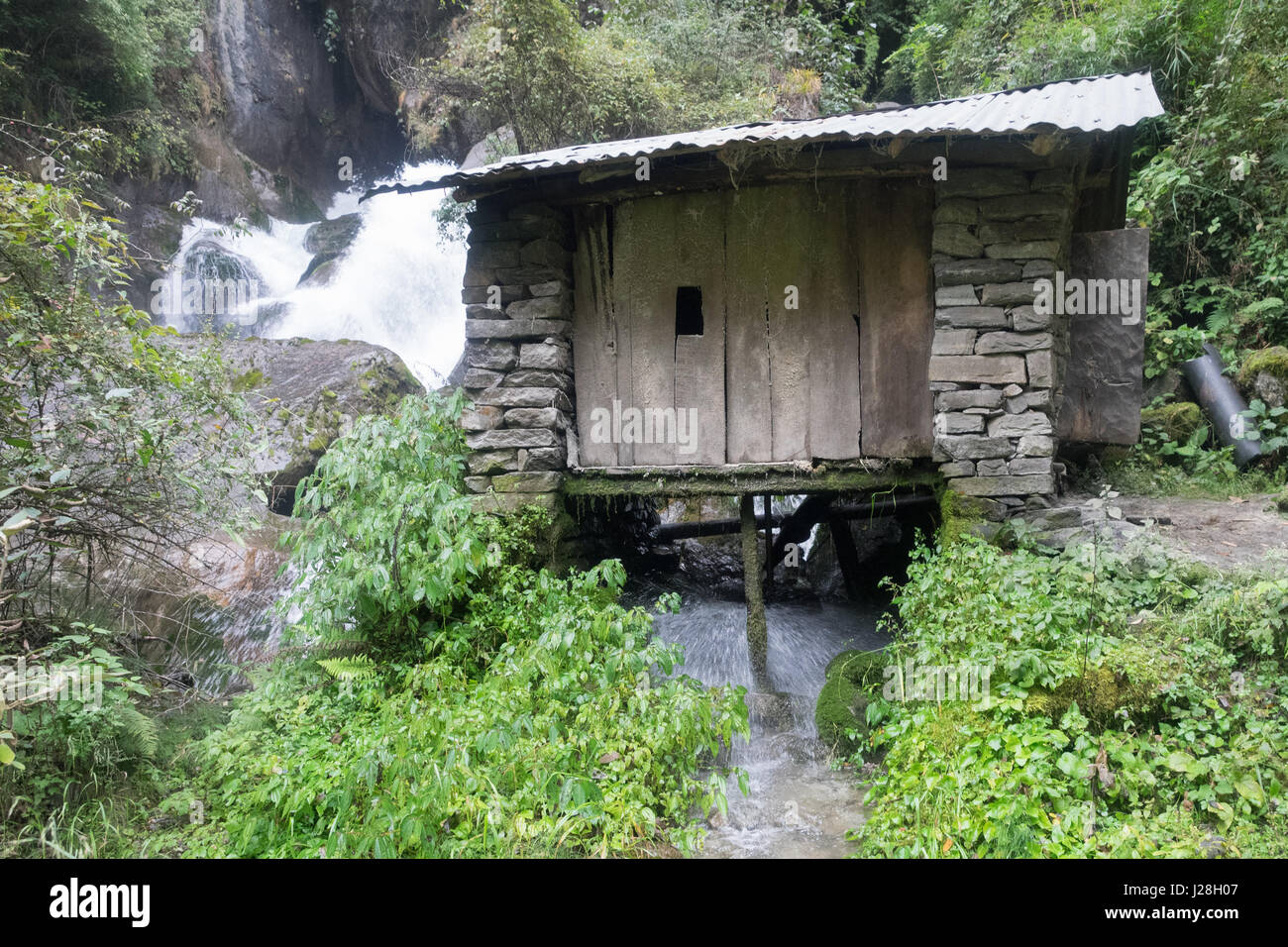 Le Népal, Région de l'Ouest, Dharapani, sur le circuit de l'Annapurna - Jour 2 - De Jagat à Dharapani - hutte d'un moulin à céréales sur la Marsyangdi River, Dharapani Banque D'Images
