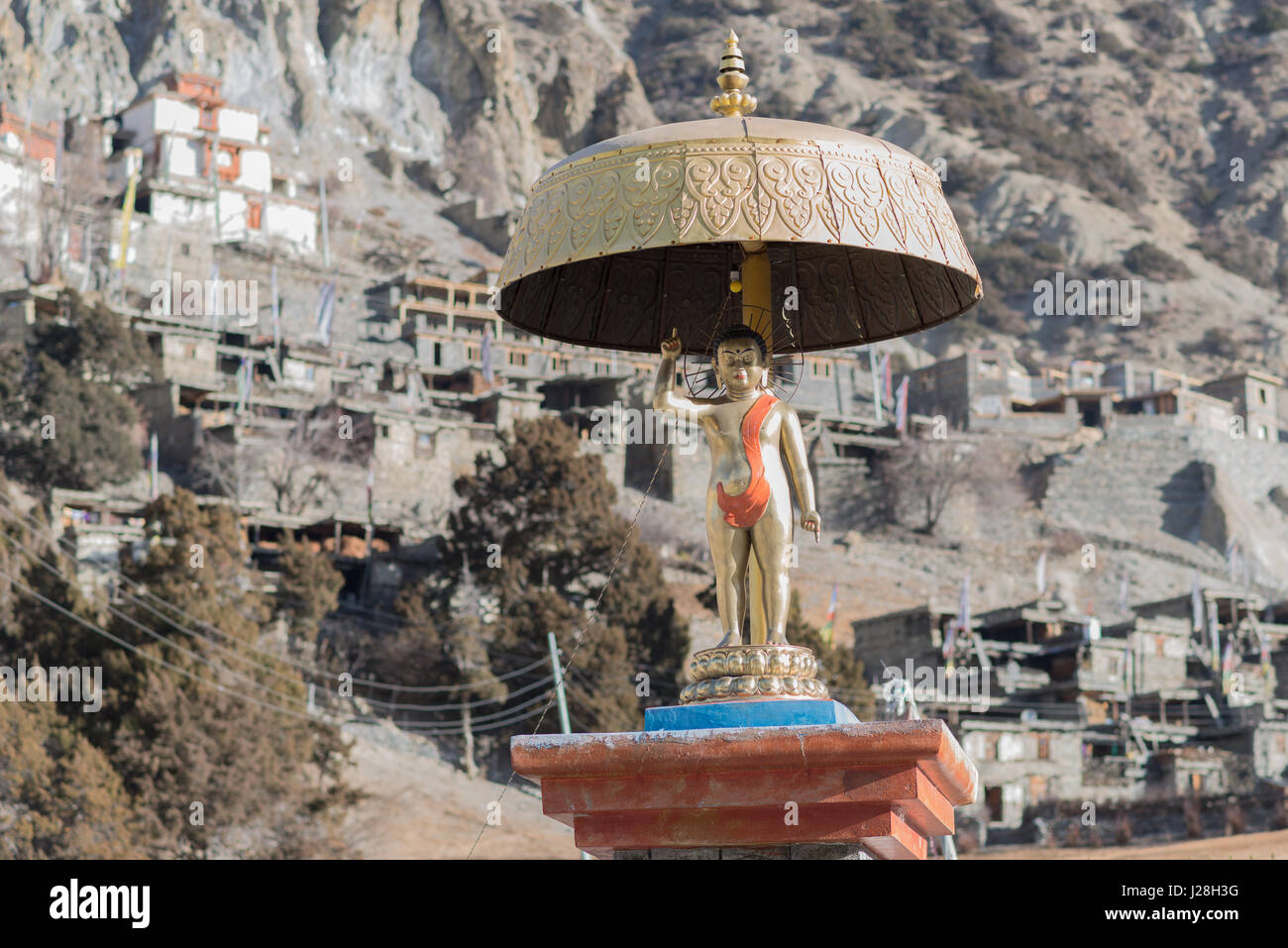 Le Népal, Région de l'Ouest, Bhakra, sur le circuit de l'Annapurna - Jour 6 - Jour à Braga - statue en l'honneur de Bouddha à Braga, dans l'arrière-plan la Gompa Banque D'Images