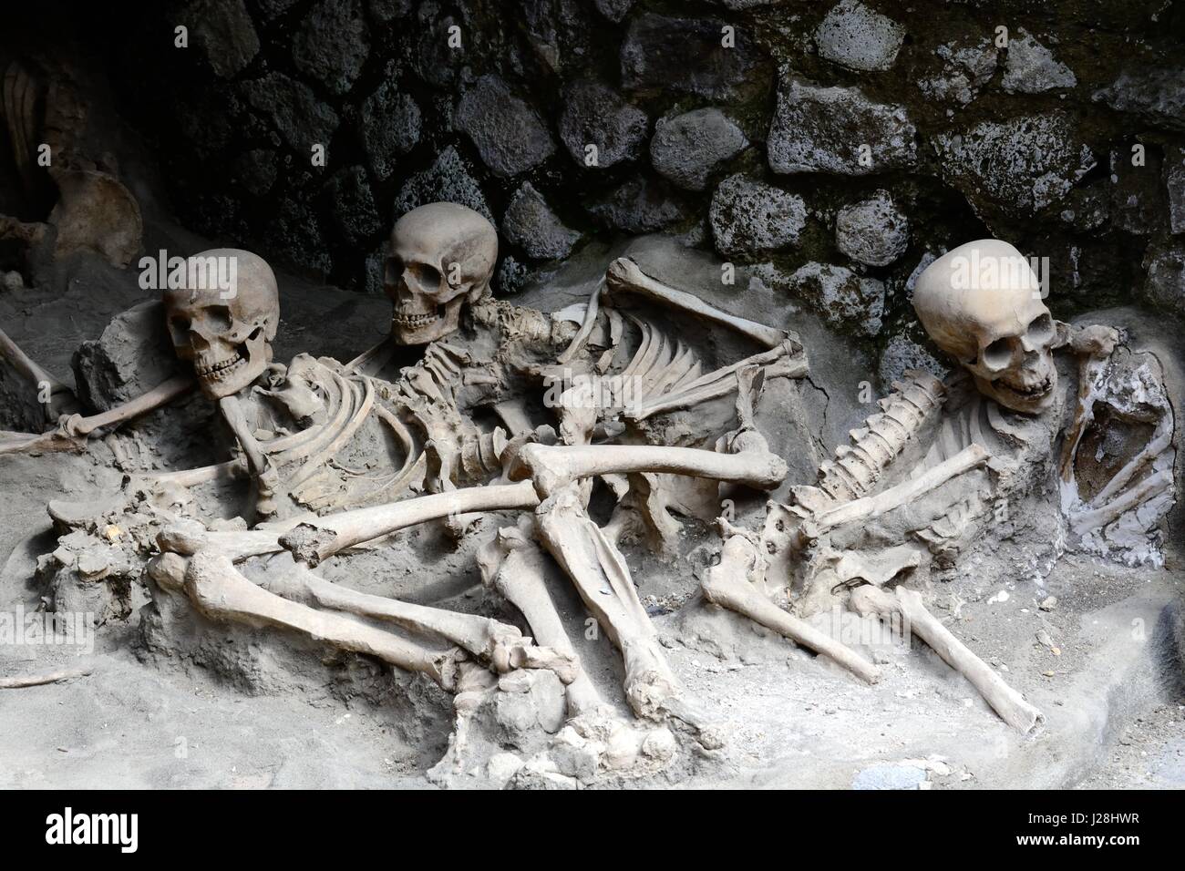 Replica squelettes dans la position que les corps ont été trouvés dans le flux volcanique après 79ANNONCE Ercolana Herculanum Campanie Italie Banque D'Images