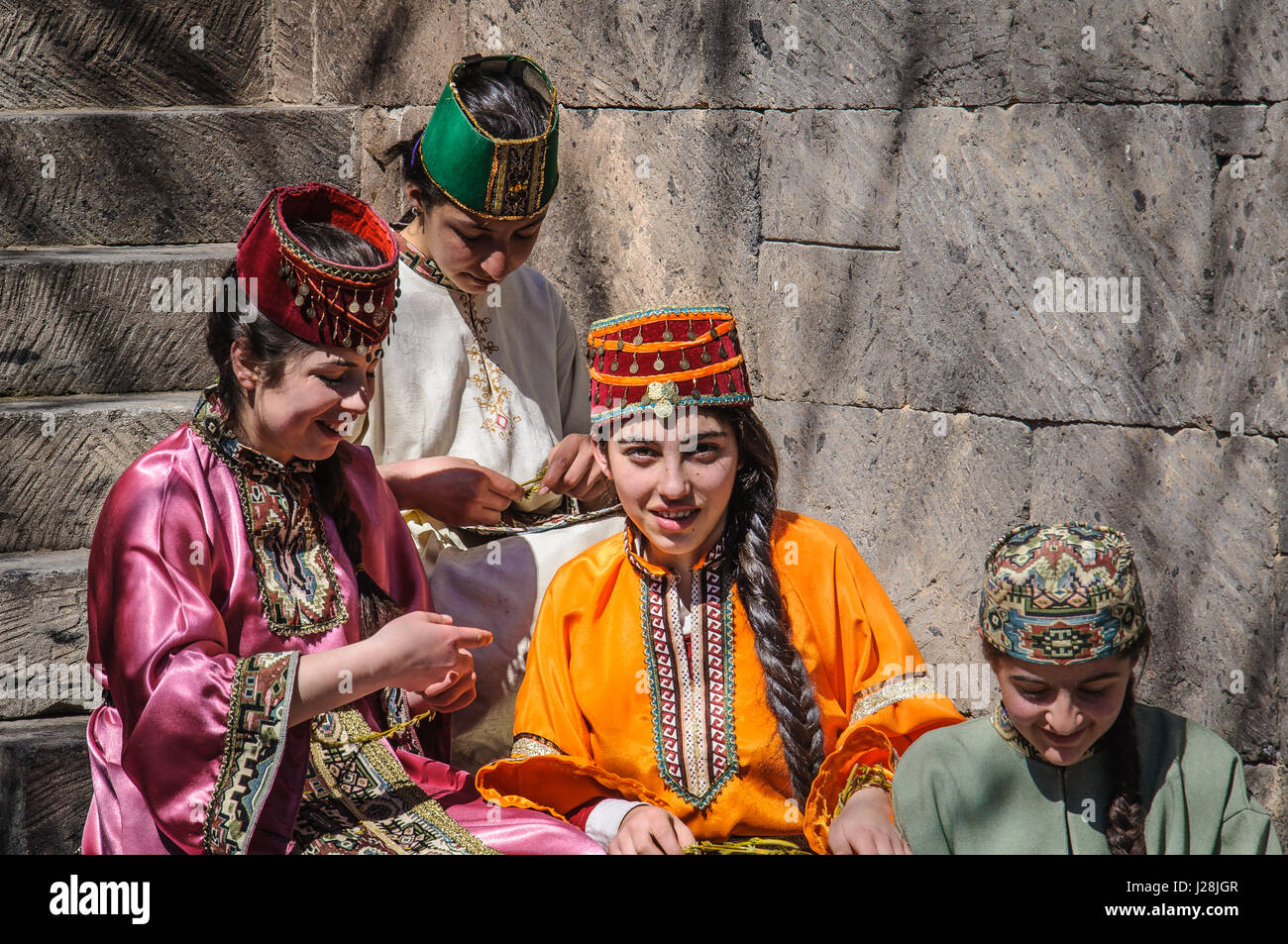 L'Arménie, la région d'Aragatsotn, Ohanavan filles arméniennes, vêtus de couronnes de vinaigrette, les préparatifs de la fête de Pâques Banque D'Images
