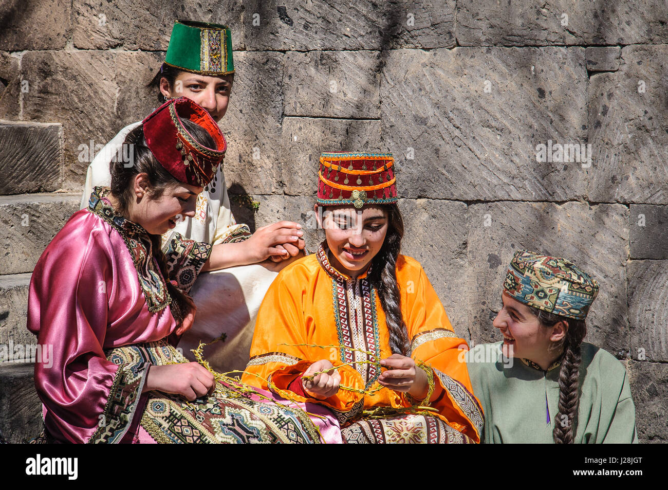 L'Arménie, la région d'Aragatsotn, Ohanavan filles arméniennes, vêtus de couronnes de vinaigrette, les préparatifs de la fête de Pâques Banque D'Images
