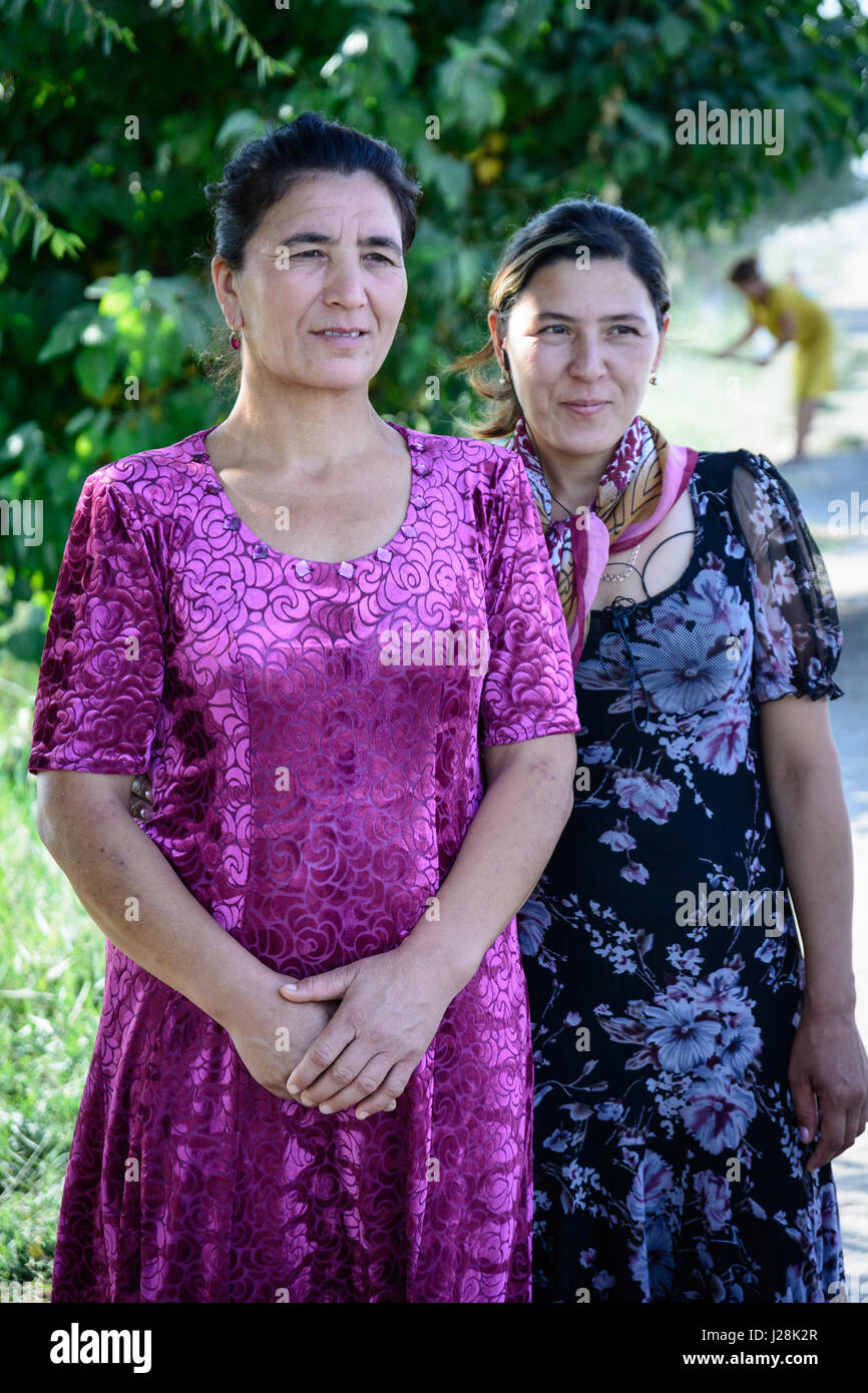 L'Ouzbékistan, Buxoro Province, Jondor tumani, les agriculteurs de la robe du dimanche Banque D'Images