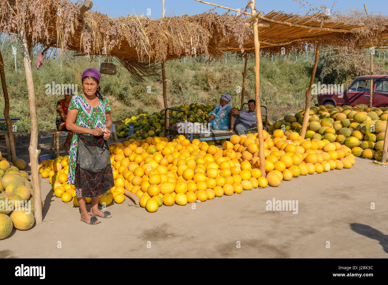 L'Ouzbékistan, Buxoro Province, Jondor tumani, sur le bord de la route il y a beaucoup de commerçants de melon. Ici la femme a le dire Banque D'Images