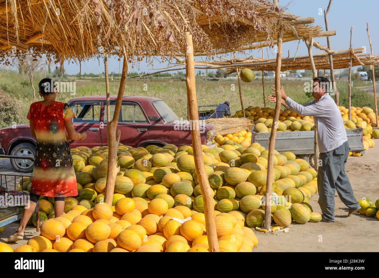 L'Ouzbékistan, Buxoro Province, Jondor tumani, sur le bord de la route il y a beaucoup de commerçants de melon. Ici la femme a le dire Banque D'Images