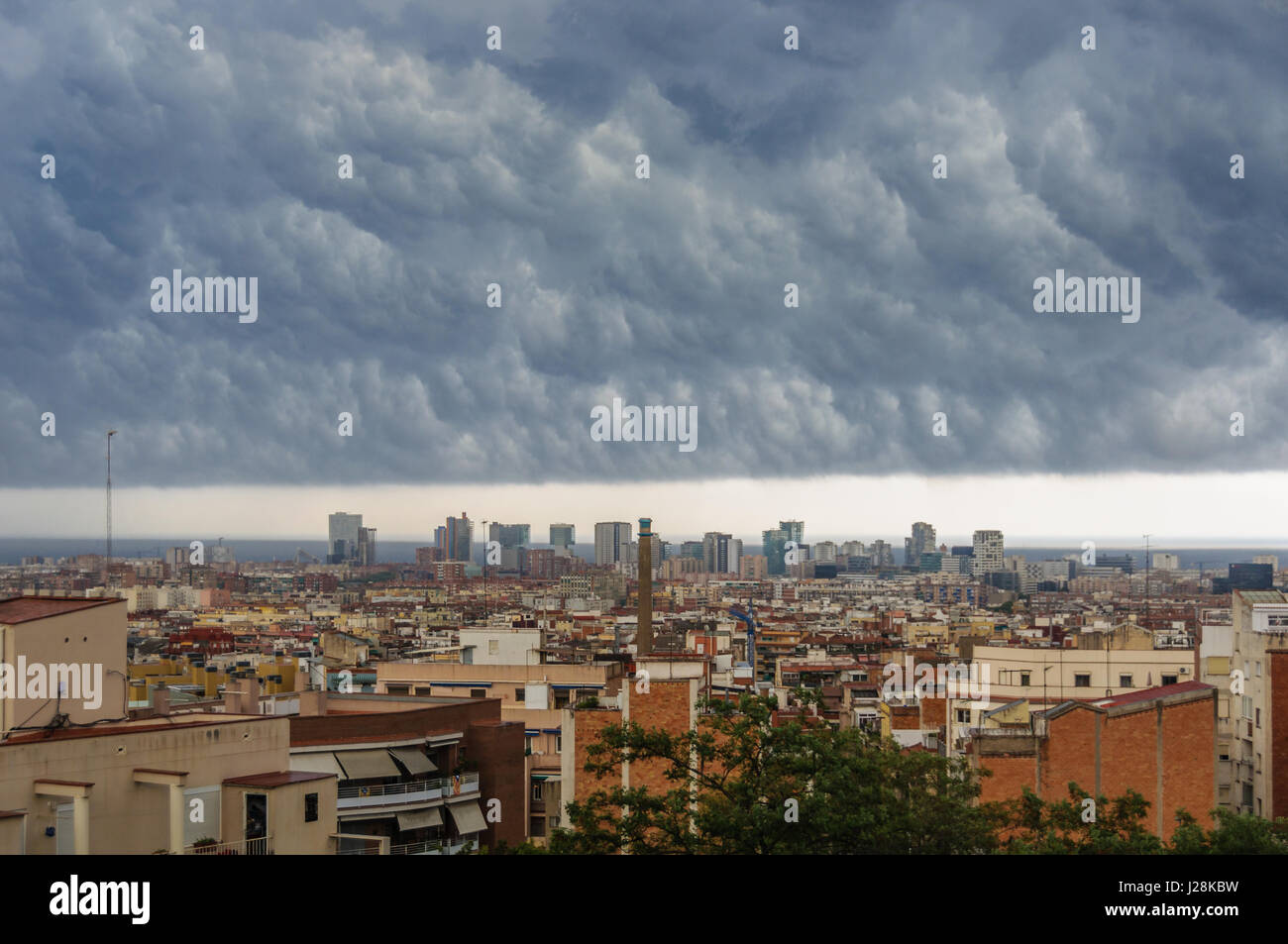 Vue d'une énorme tempête sur Barcelone en Espagne Banque D'Images