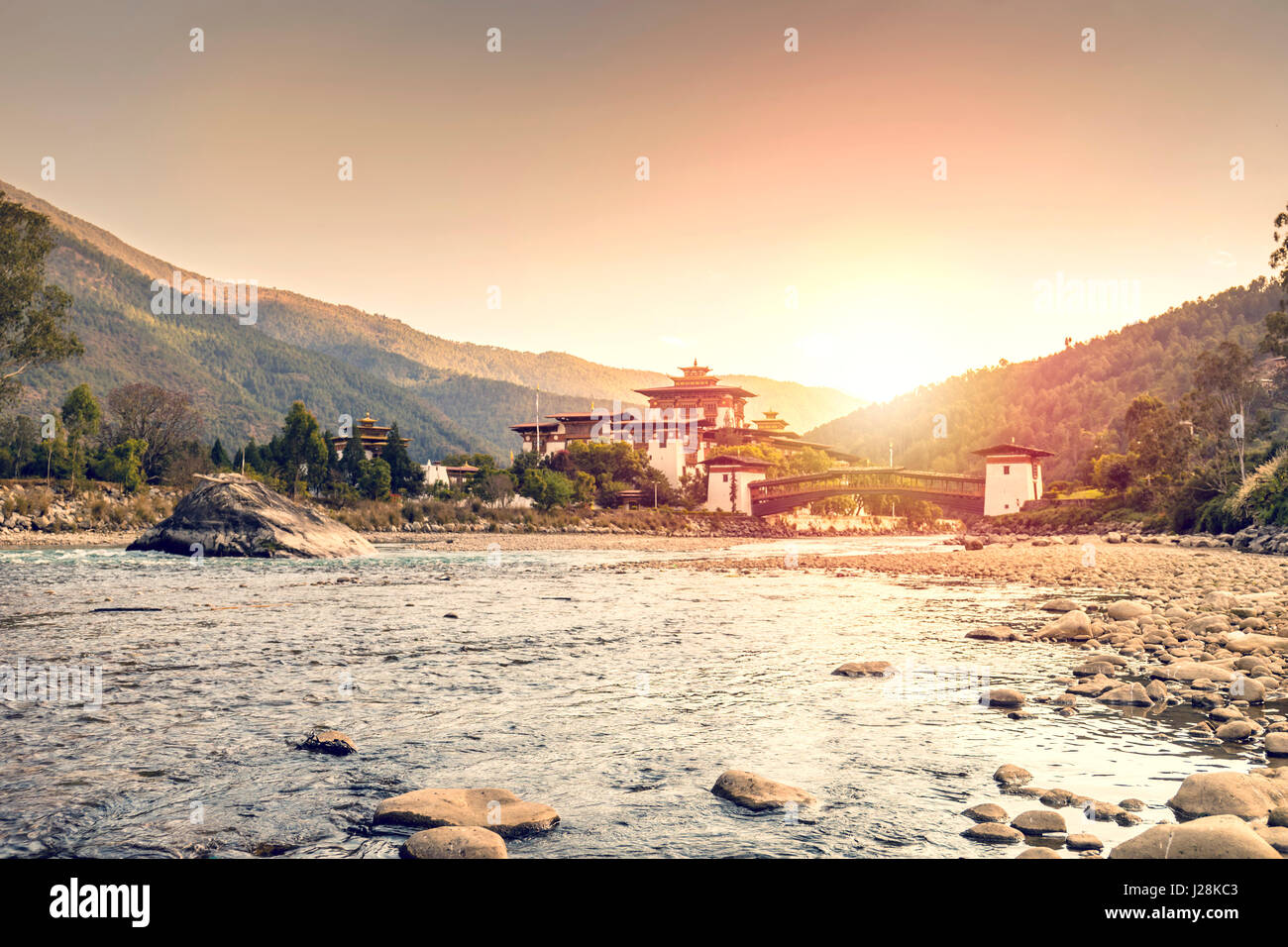 Coucher du soleil sur le célèbre Punakha Dzong du Bhoutan Banque D'Images