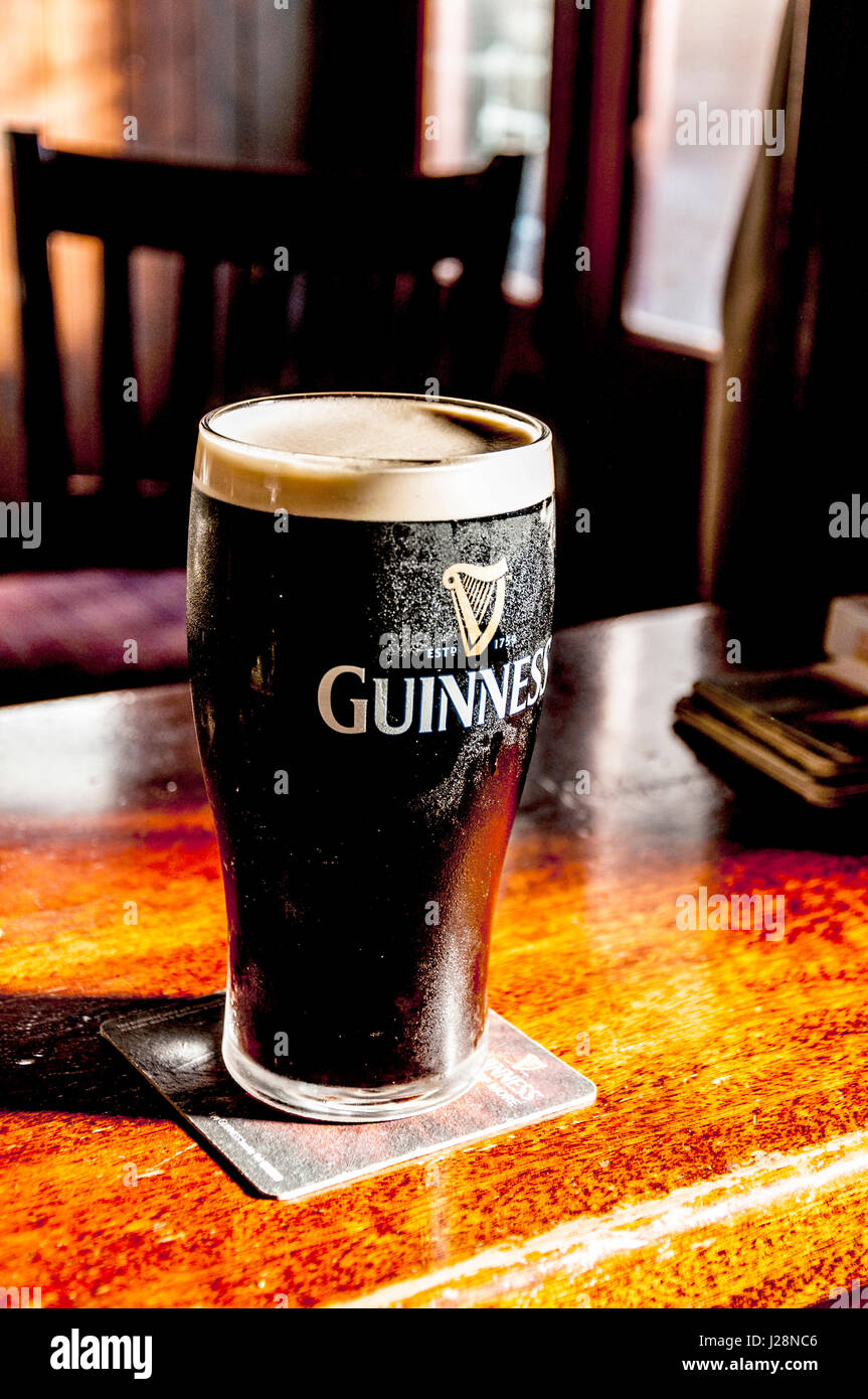 Cold pinte de Guinness dans un pub irlandais bar Banque D'Images