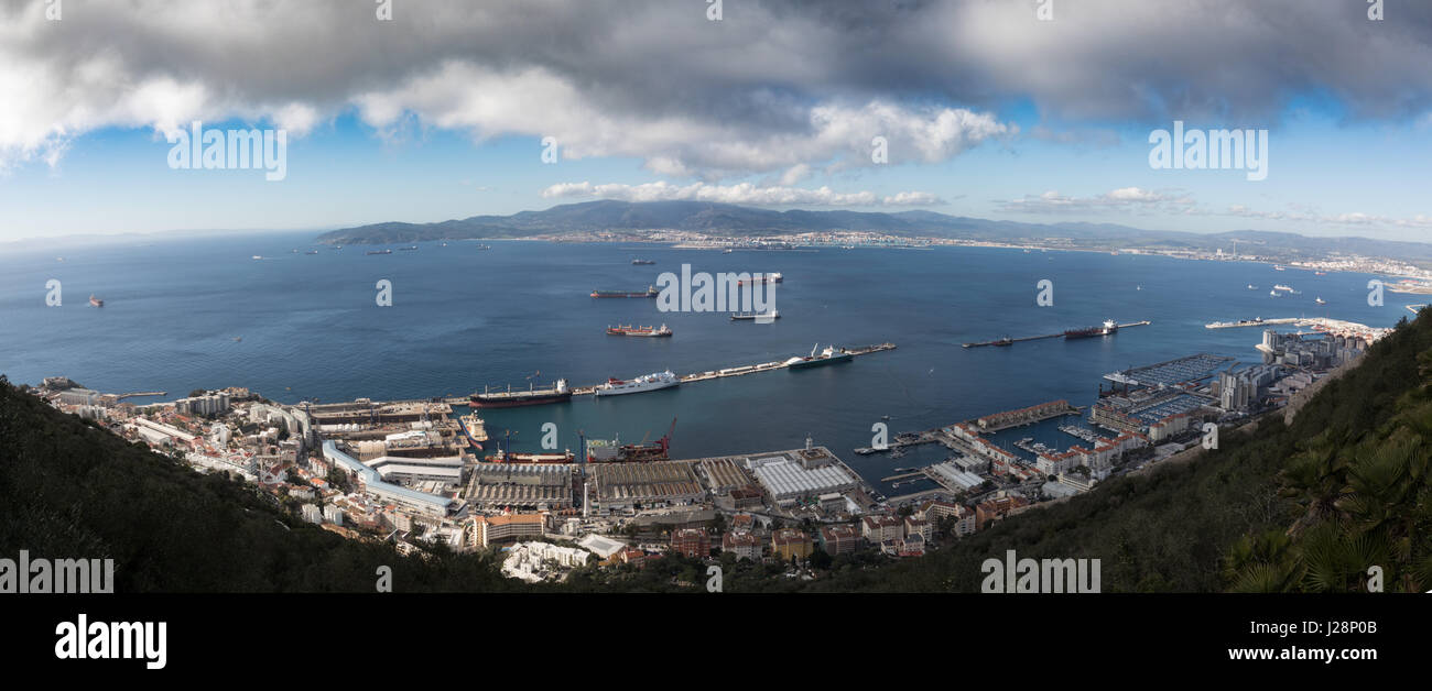 Gibraltar, à l'ouest de la région de Rock sur le port et les chantiers navals et la baie de Gibraltar, la route de Gibraltar (à gauche) et la ville d'Algeciras ( Banque D'Images