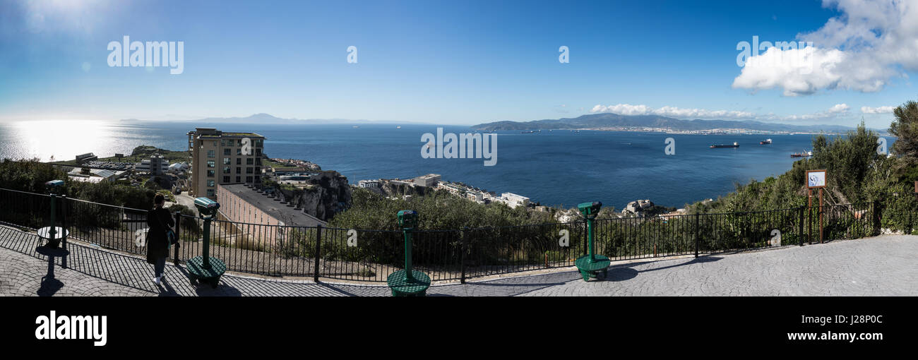 Gibraltar, vue à partir de la partie supérieure du Rocher de la baie de Gibraltar, la route de Gibraltar (à gauche) avec l'Office marocain de la terre ferme près de Ceuta et la ville d'Algecira Banque D'Images