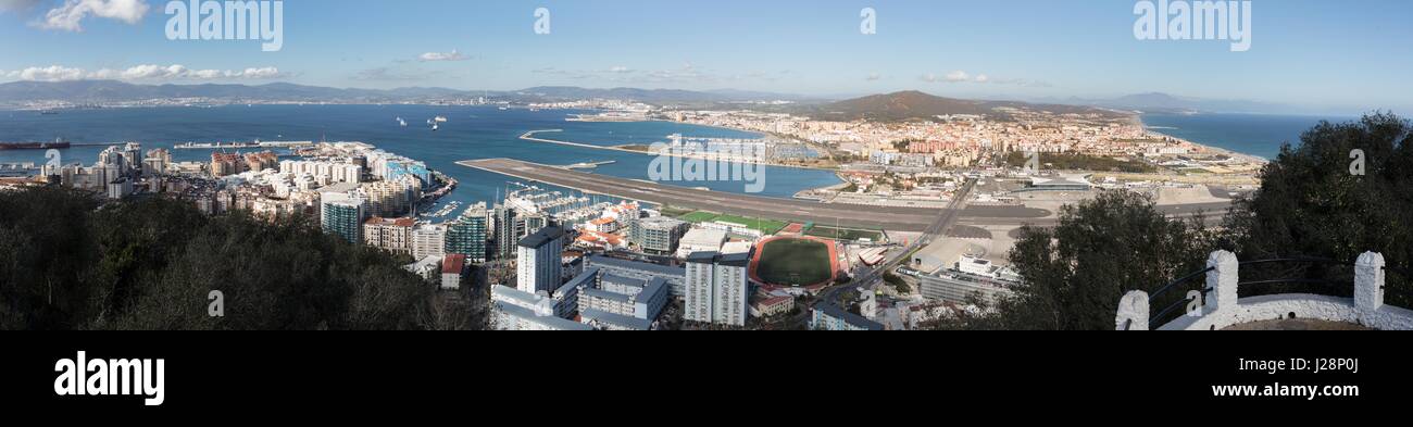 Gibraltar, vue à partir de la partie supérieure du Rocher au nord, avec la piste et la route principale 'Winston-Churchill-Avenue', frontière avec l'Espagne avec l'endroit La Li Banque D'Images