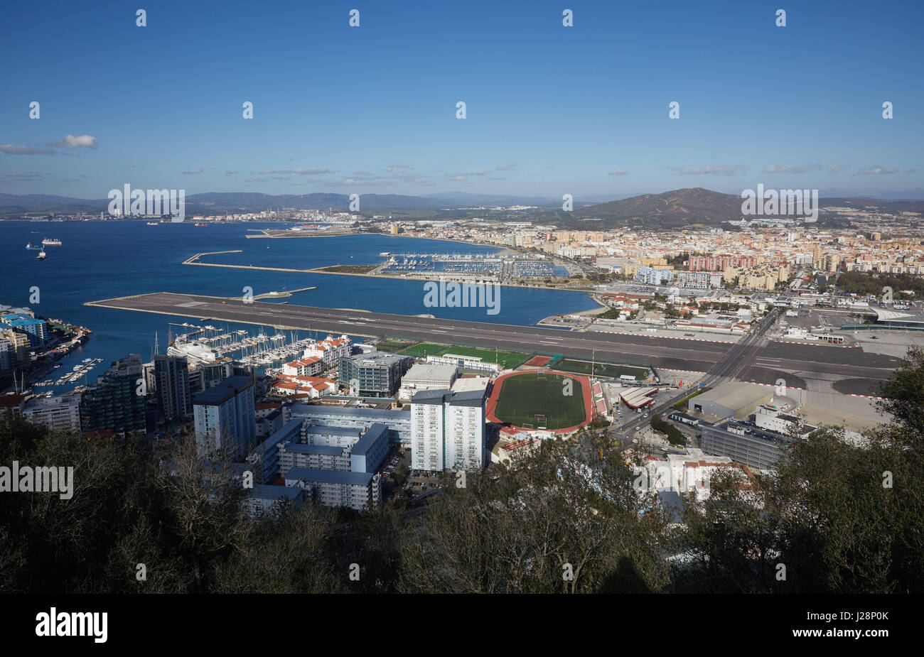 Gibraltar, vue à partir de la partie supérieure du Rocher au nord, avec la piste et la route principale 'Winston-Churchill-Avenue', frontière avec l'Espagne avec l'endroit La Li Banque D'Images