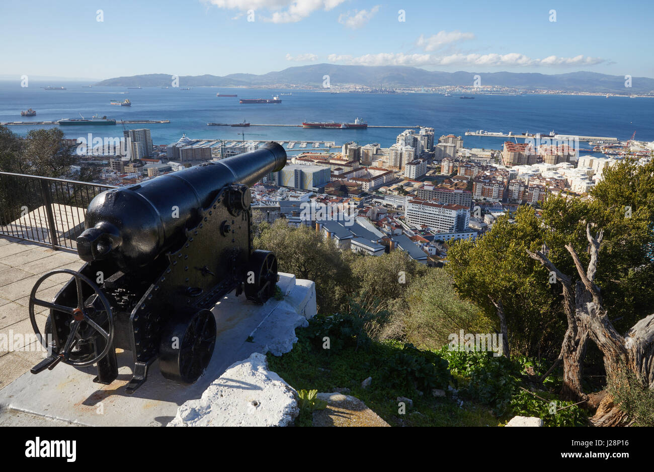 Gibraltar, Monkey Rock, Rock, ancien supérieur de cannon, vue sur Port et baie de Gibraltar avec la ville espagnole d'Algeciras, Banque D'Images