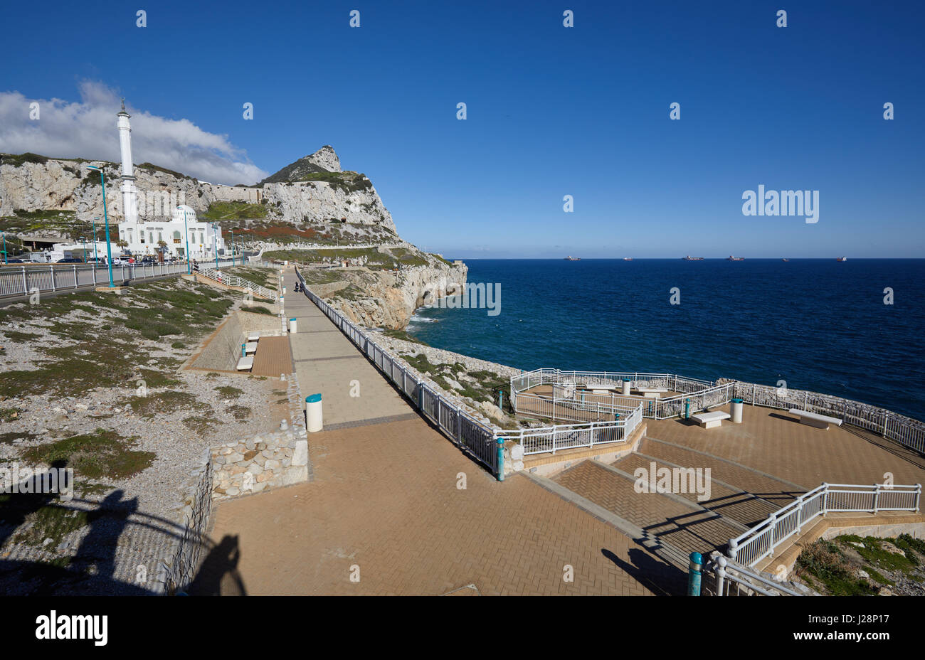 Gibraltar, Südspitze der Halbinsel, 'Europa-Point', mit Affenfelsen und der Ibrahim-al-Ibrahim-Moschee, Banque D'Images