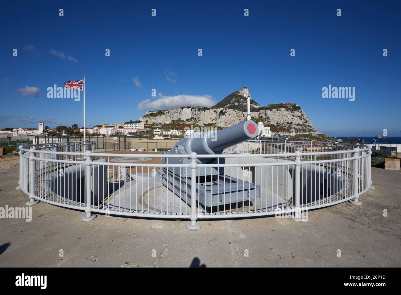 Gibraltar, le canon de 100 tonnes à la pointe sud de la péninsule, 'Europa-Point', construite en 1870, avec l'Union Jack au mât, monkey rock derrière Banque D'Images