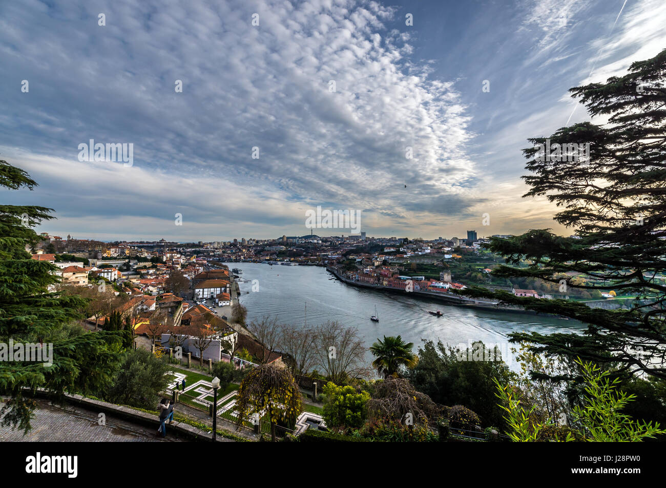 Vue aérienne de Crystal Palace Gardens (Jardins do Palacio de Cristal) sur le fleuve Douro et villes de Porto et de Vila Nova de Gaia (R) Banque D'Images