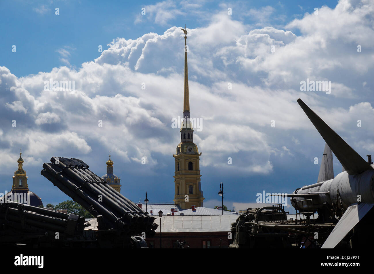 Lanceur de missiles et la flèche de la Cathédrale Pierre et Paul dans l'arrière-plan avec des nuages Banque D'Images