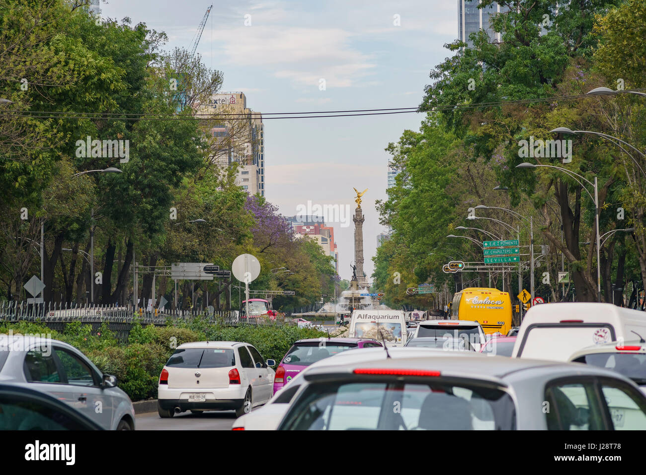 La ville de Mexico, Feb 16 : L'Ange de l'indépendance et de trafic, paysage urbain le Feb 16, à Paseo de la Reforma, Mexico City Banque D'Images