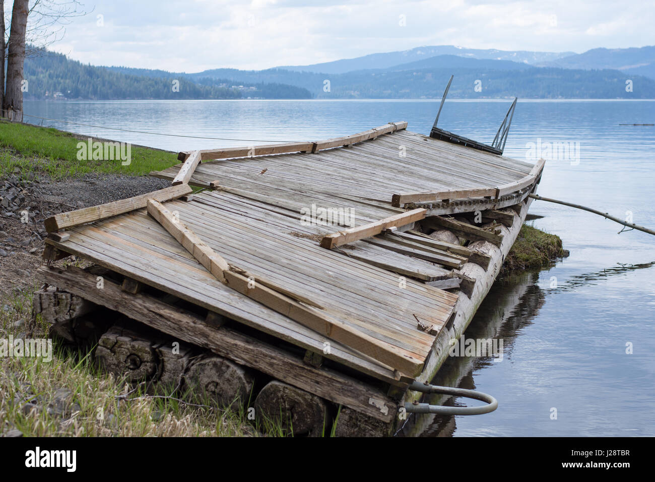 Quai endommagé sur le bord du lac de Coeur d'Alene après un hiver rigoureux et d'inondations pluies. Banque D'Images