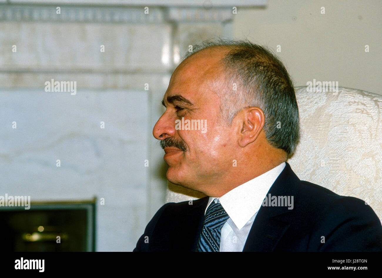 Le roi Hussein bin Talal de Jordanie est assis dans le bureau ovale de la Maison blanche au cours d'une séance de photo avec le président Ronald Reagan de Washington, DC., 13 février 1984. Photo par Mark Reinstein Banque D'Images