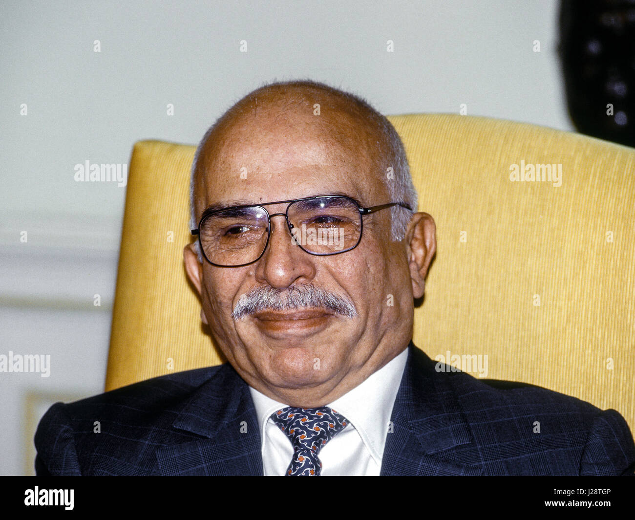 Le roi Hussein bin Talal de Jordanie est assis dans le bureau ovale de la Maison blanche au cours d'une séance de photo avant de Cisjordanie cérémonie de signature des Accords de paix, Washington DC., le 28 septembre 1995. Photo par Mark Reinstein Banque D'Images