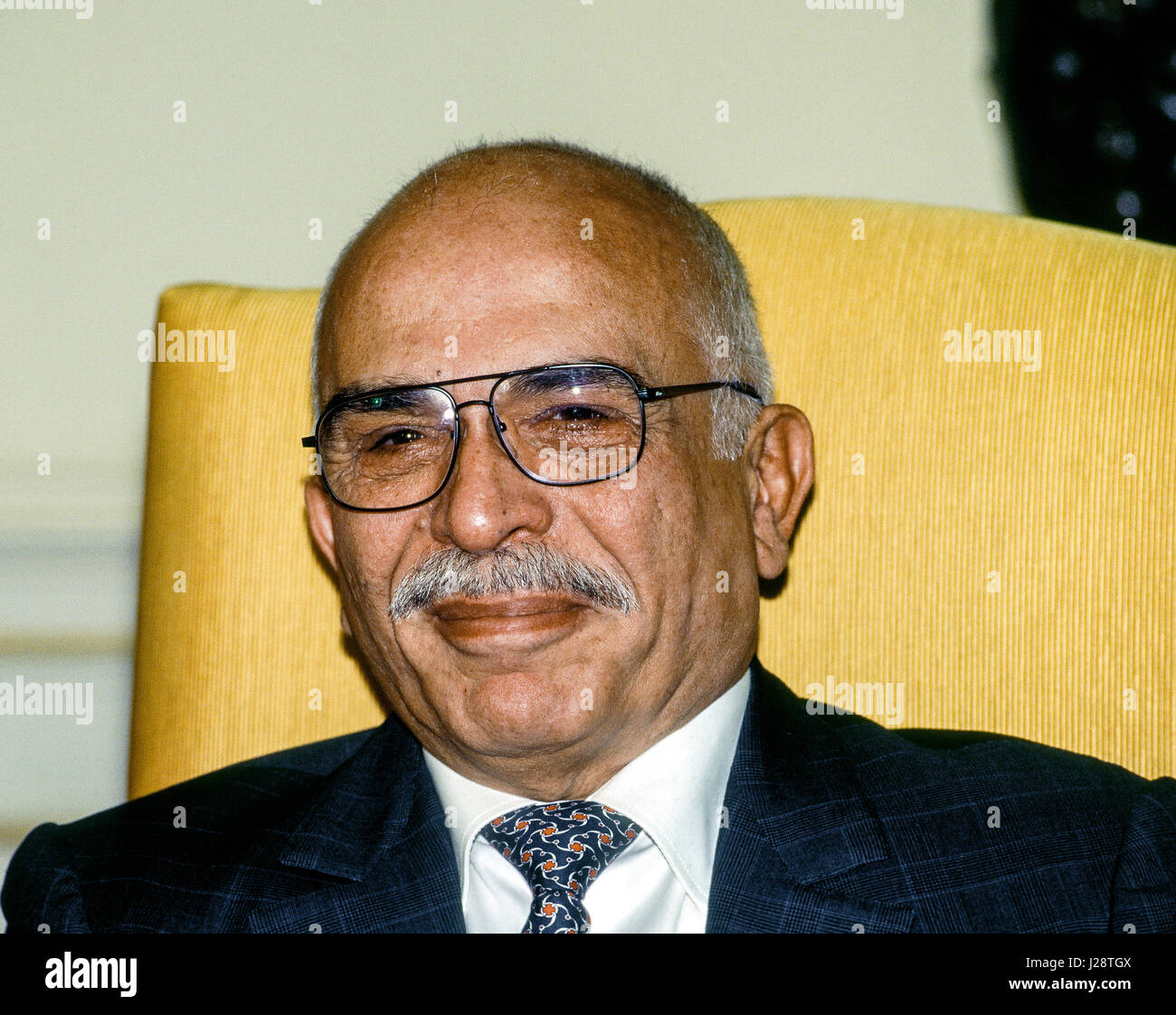 Le roi Hussein bin Talal de Jordanie est assis dans le bureau ovale de la Maison blanche au cours d'une séance de photo avant de Cisjordanie cérémonie de signature des Accords de paix, Washington DC., le 28 septembre 1995. Photo par Mark Reinstein Banque D'Images