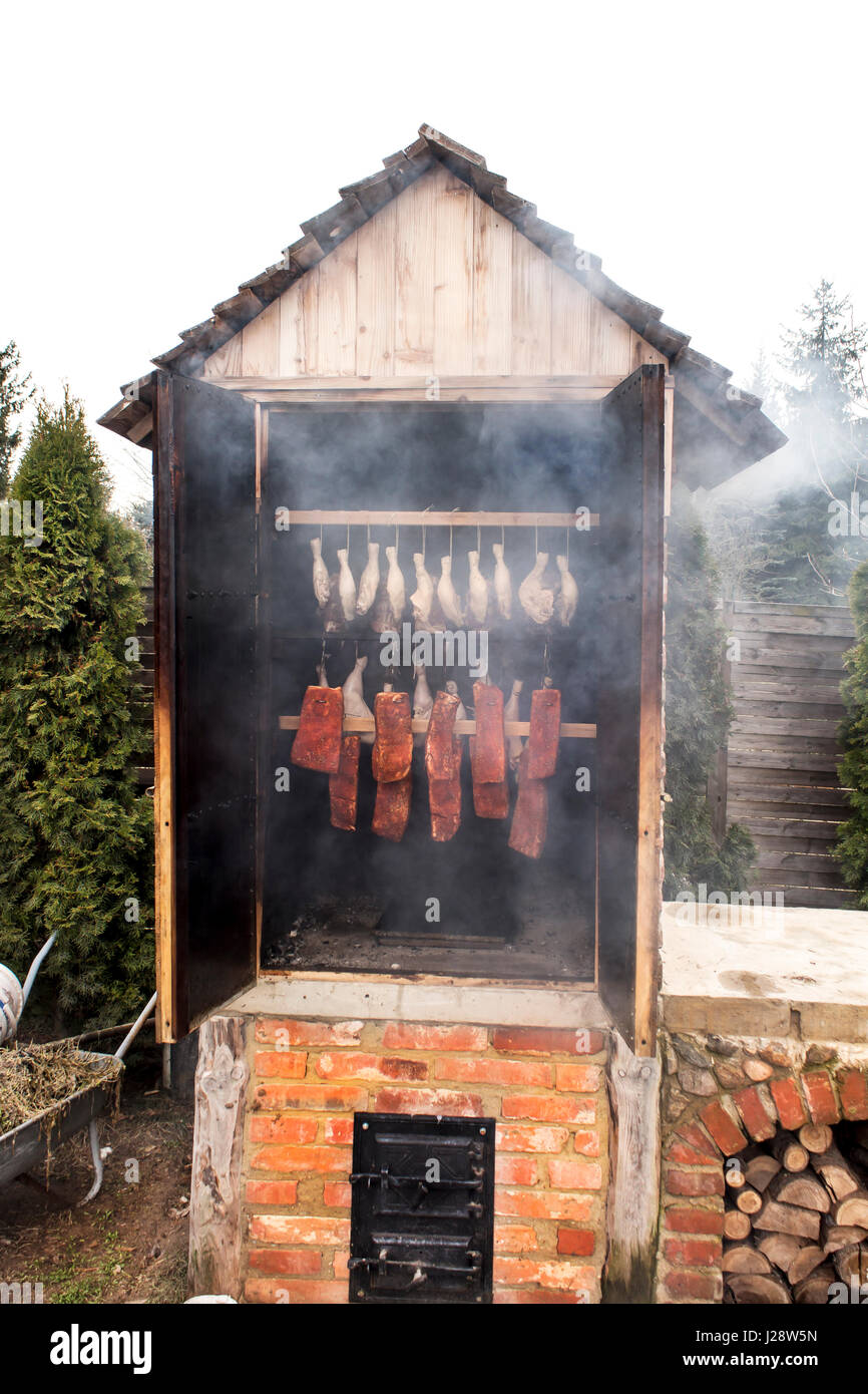 Emballer La Viande Dans Un Filet À Saucisse. Préparation De La Viande Crue  À Fumer. Côtes De Porc Et Bacon Banque D'Images et Photos Libres De Droits.  Image 77626563