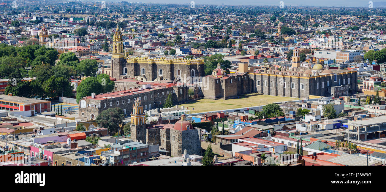 Matin vue aérienne paysage urbain de Cholula avec Capilla Real o de Naturales, Mexique Banque D'Images