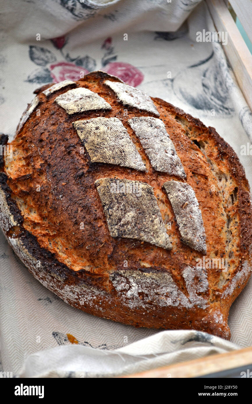 Un pain artisanal rustique dans une boulangerie traditionnelle. Un pain aux graines de citrouille et de babeurre. Banque D'Images
