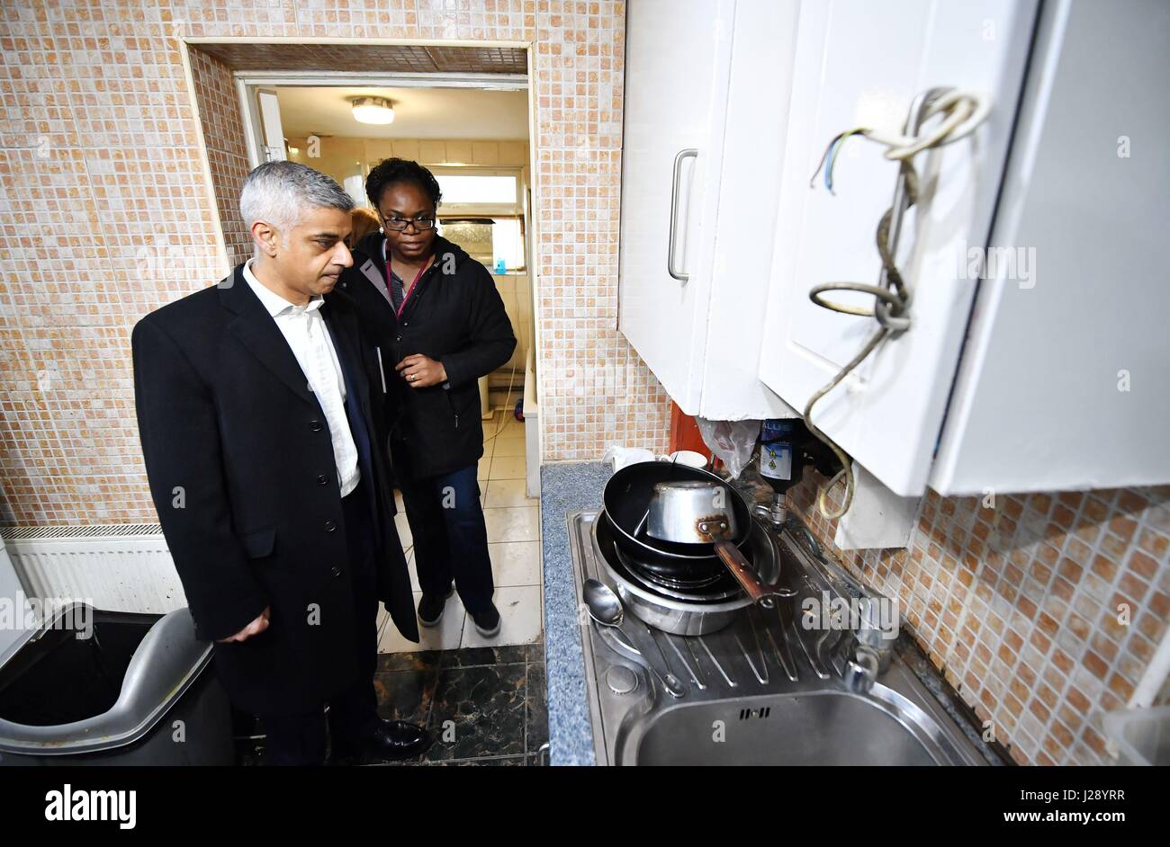 Maire de Londres Sadiq Khan se joint au conseil de police et les agents d'effectuer un raid sur une propriété de Newham, East London, en avance sur une annonce concernant la répression des propriétaires sans scrupules dans le secteur locatif privé. Banque D'Images