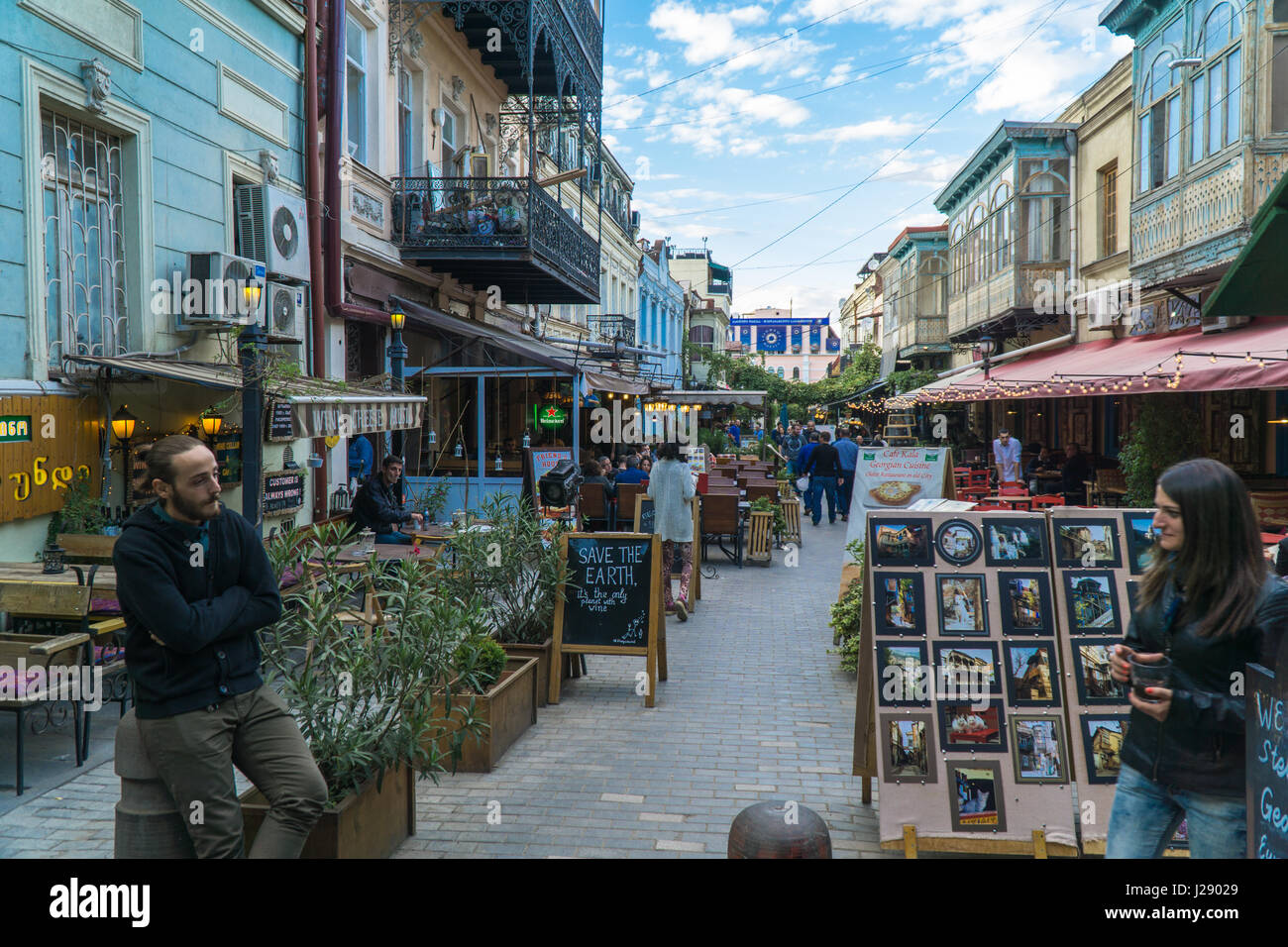 Tbilissi, Géorgie-Sep 25, 2016 : les gens dans une rue piétonne de Sioni coeur de la vieille ville. Banque D'Images