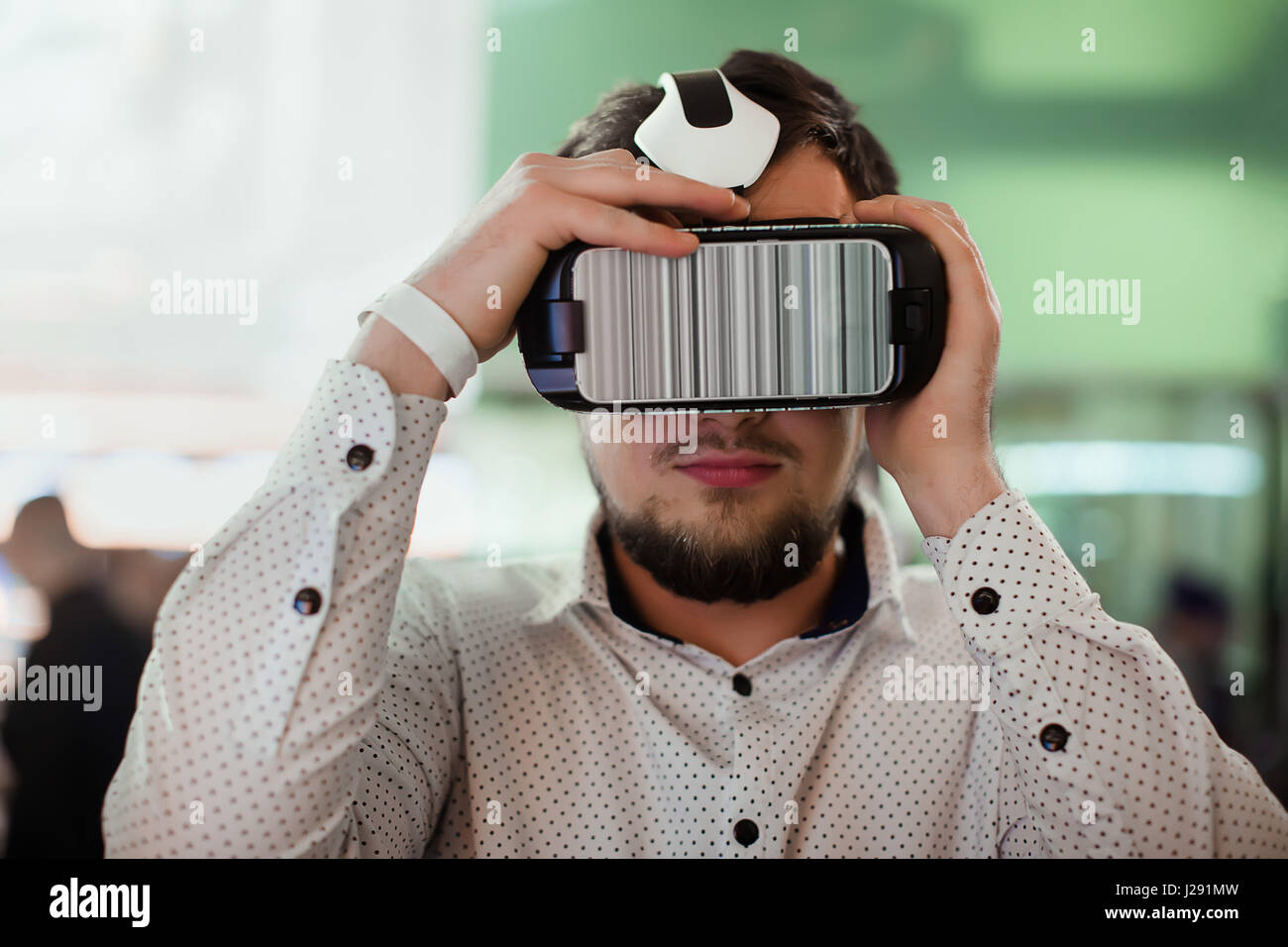 Homme portant des lunettes de réalité virtuelle Banque D'Images