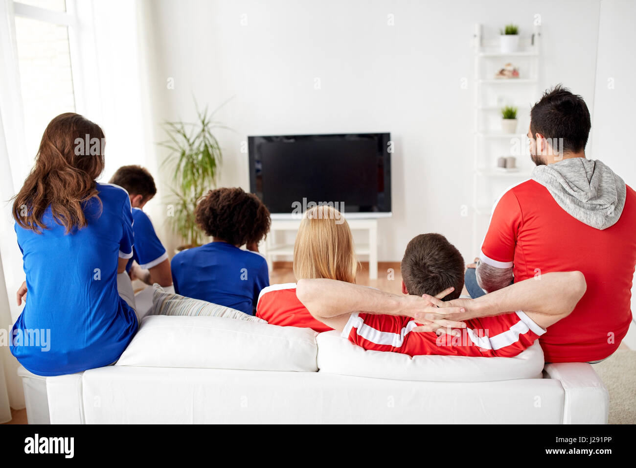 Les amis ou les fans de football, regarder la télévision à la maison Banque D'Images