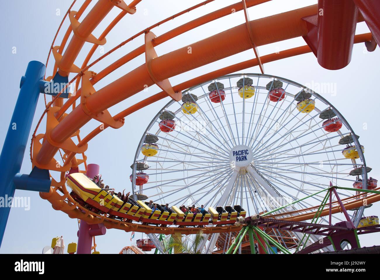 Pacific Park rollercoaster sur la jetée de Santa Monica Santa Monica Beach, dans le district de Los Angeles avec des personnes s'amuser Banque D'Images