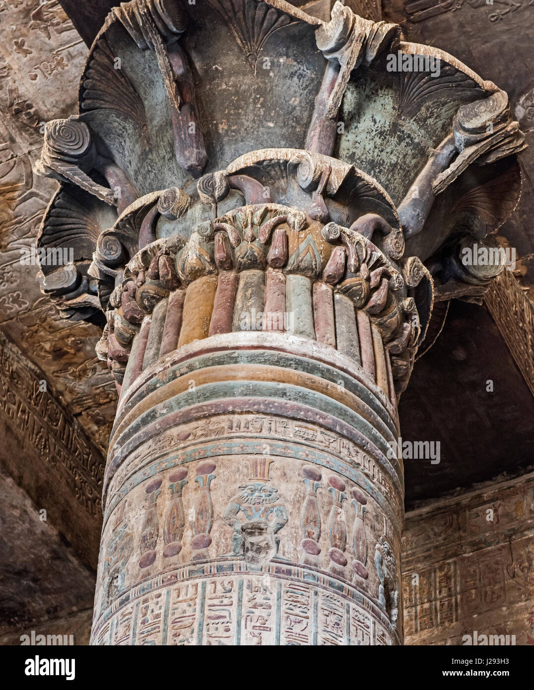 Colonnes de l'ancien temple égyptien de khnoum à esna avec sculptures hiéroglyphiques peints montrant le dieu bes Banque D'Images